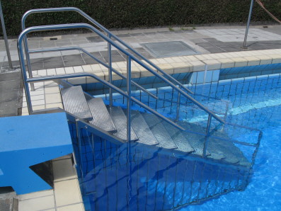 Einstiegstreppe DIN EN 13451-2 mit Unterschwimmschutz 10 stufig