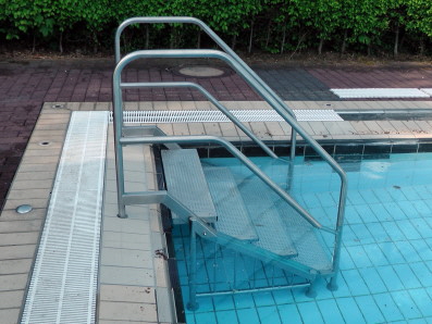 Einstiegstreppe DIN EN 13451-2 mit Knierohr + Unterschwimmschutz