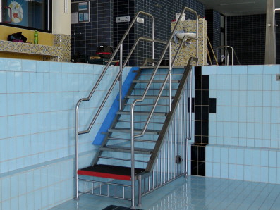 Einstiegstreppe DIN EN 13451-2 mit Podest und Unterschwimmschutz